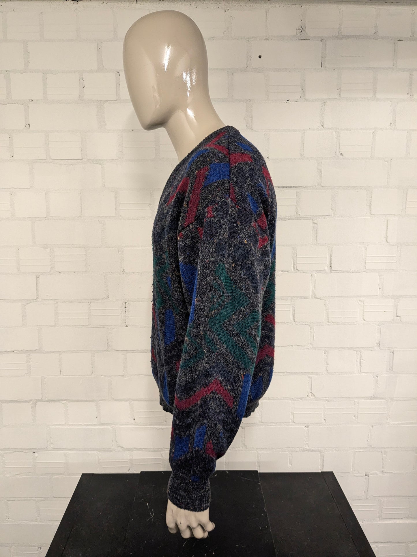 pull vintage en laine d’alpaga avec col en V. Couleur gris rouge bleu vert. Taille L. 25% Laine et 10% Laine Alpaga.