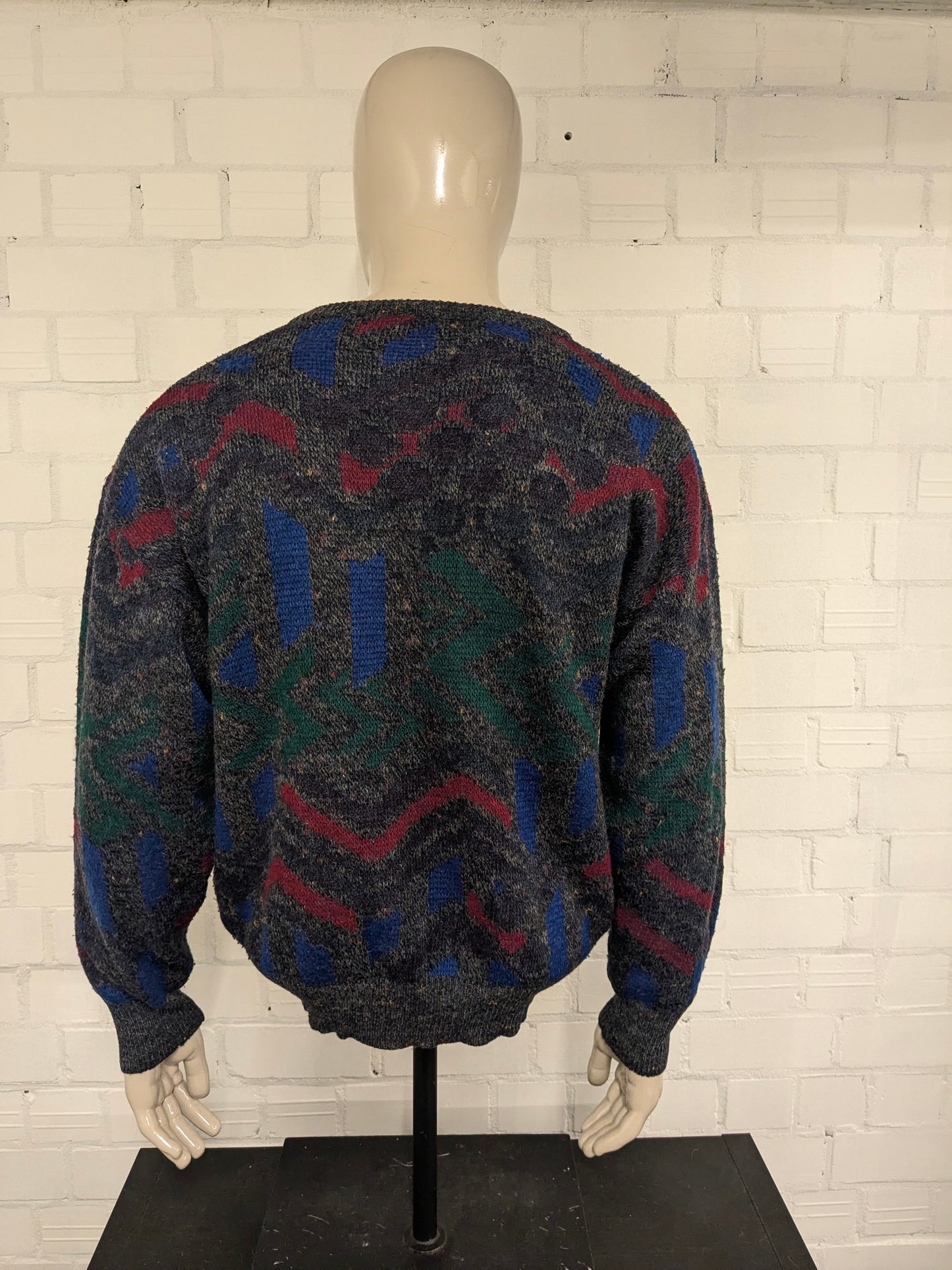 pull vintage en laine d’alpaga avec col en V. Couleur gris rouge bleu vert. Taille L. 25% Laine et 10% Laine Alpaga.