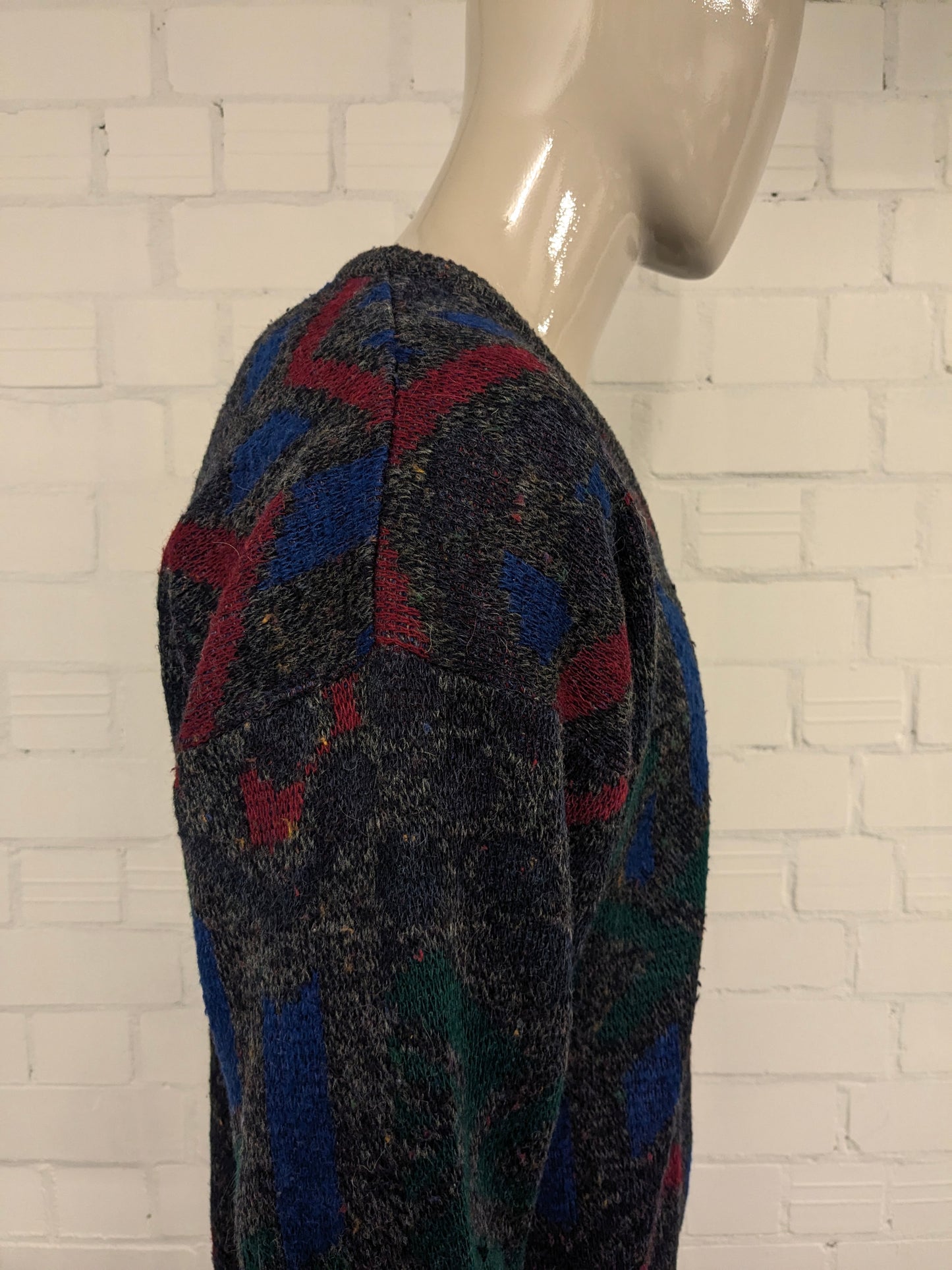 pull vintage en laine d’alpaga avec col en V. Couleur gris rouge bleu vert. Taille L. 25% Laine et 10% Laine Alpaga.