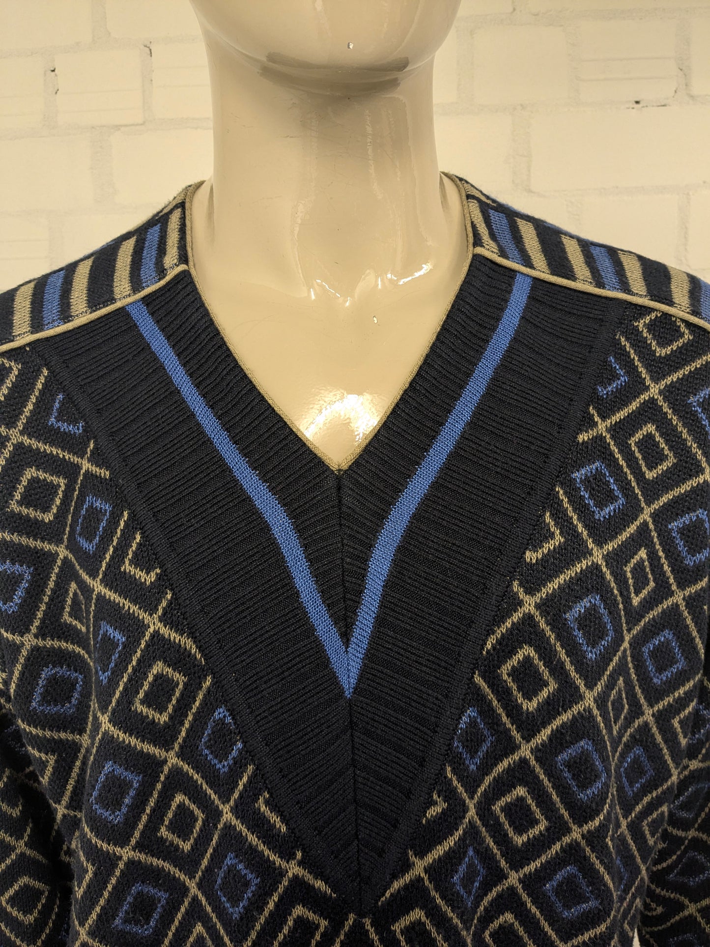 Vintage Alva Modo trui met V-Hals. Groen Blauw Zwart gekleurd. Maat XL.