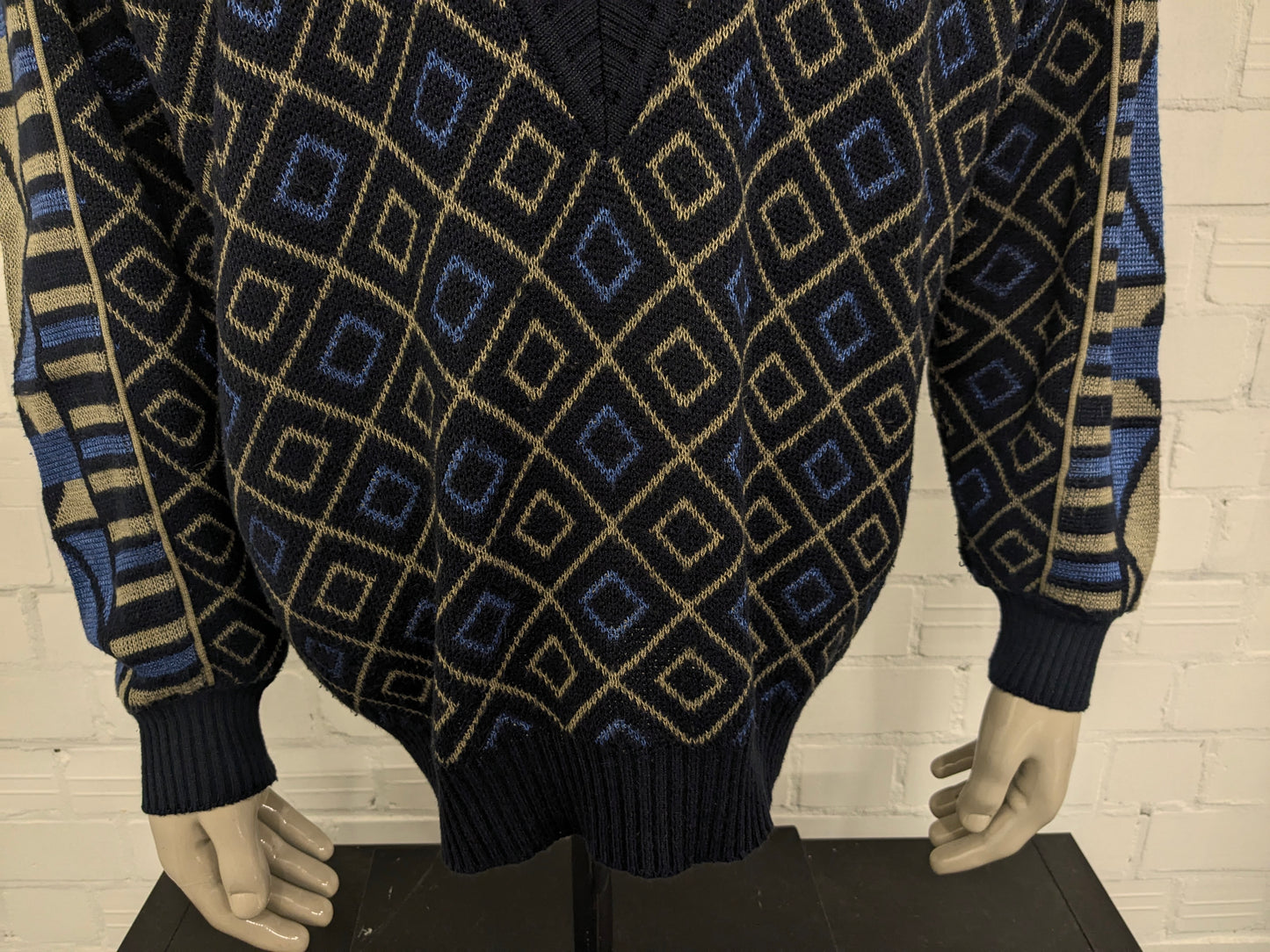 Vintage Alva Modo trui met V-Hals. Groen Blauw Zwart gekleurd. Maat XL.