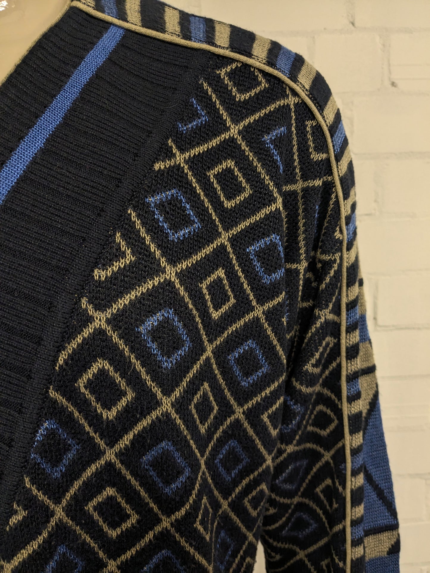 Vintage Alva Modo trui met V-Hals. Groen Blauw Zwart gekleurd. Maat XL.