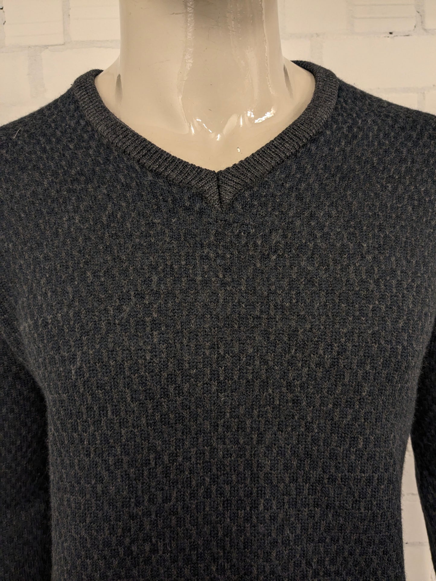 Maglia Zilton in lana con scollo a V. Motivo blu grigio scuro. Taglia L. 100% Lana.