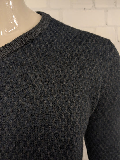 Maglia Zilton in lana con scollo a V. Motivo blu grigio scuro. Taglia L. 100% Lana.