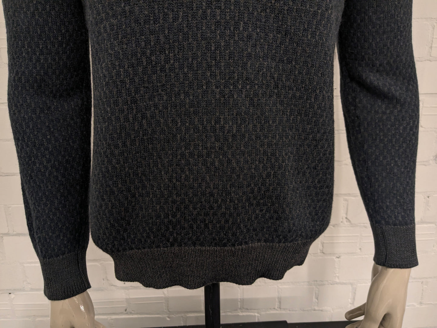 Maglia Zilton in lana con scollo a V. Motivo blu grigio scuro. Taglia L. 100% Lana.