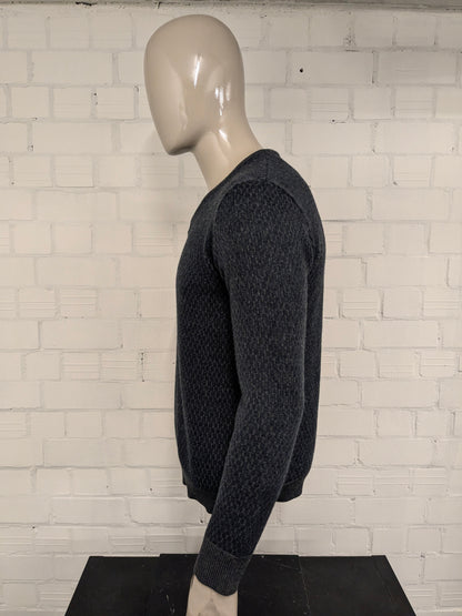 Maglia Zilton in lana con scollo a V. Motivo blu grigio scuro. Taglia L. 100% Lana.