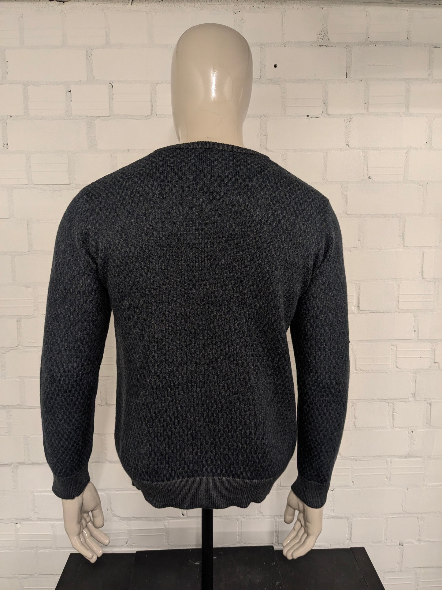 Maglia Zilton in lana con scollo a V. Motivo blu grigio scuro. Taglia L. 100% Lana.