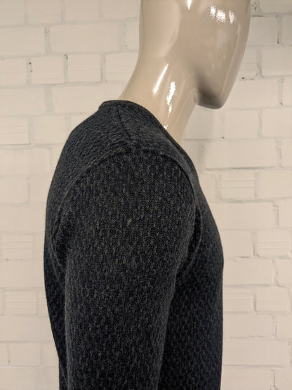 Maglia Zilton in lana con scollo a V. Motivo blu grigio scuro. Taglia L. 100% Lana.