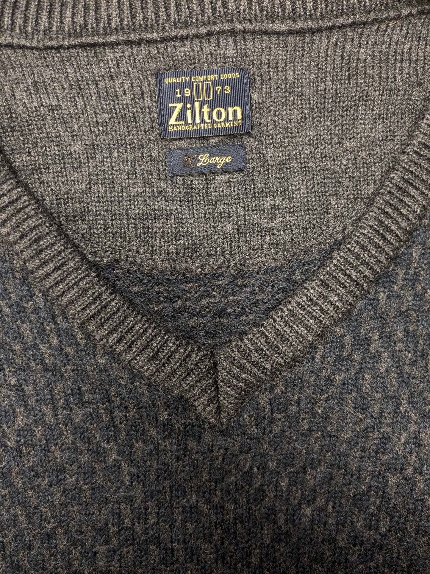 Maglia Zilton in lana con scollo a V. Motivo blu grigio scuro. Taglia L. 100% Lana.