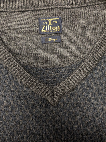 Maglia Zilton in lana con scollo a V. Motivo blu grigio scuro. Taglia L. 100% Lana.