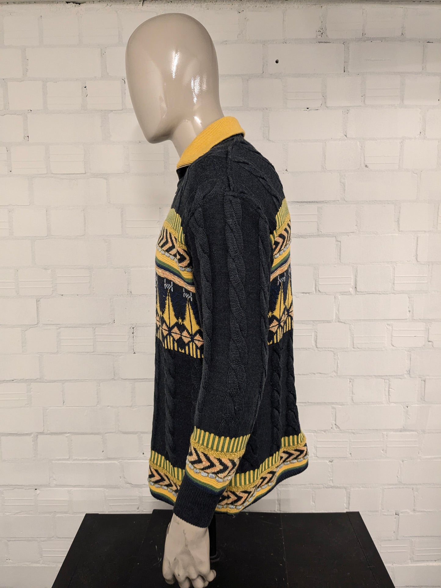 Pull en laine vintage avec fermeture éclair. Couleur jaune vert gris. Taille XL. 53% Laine.