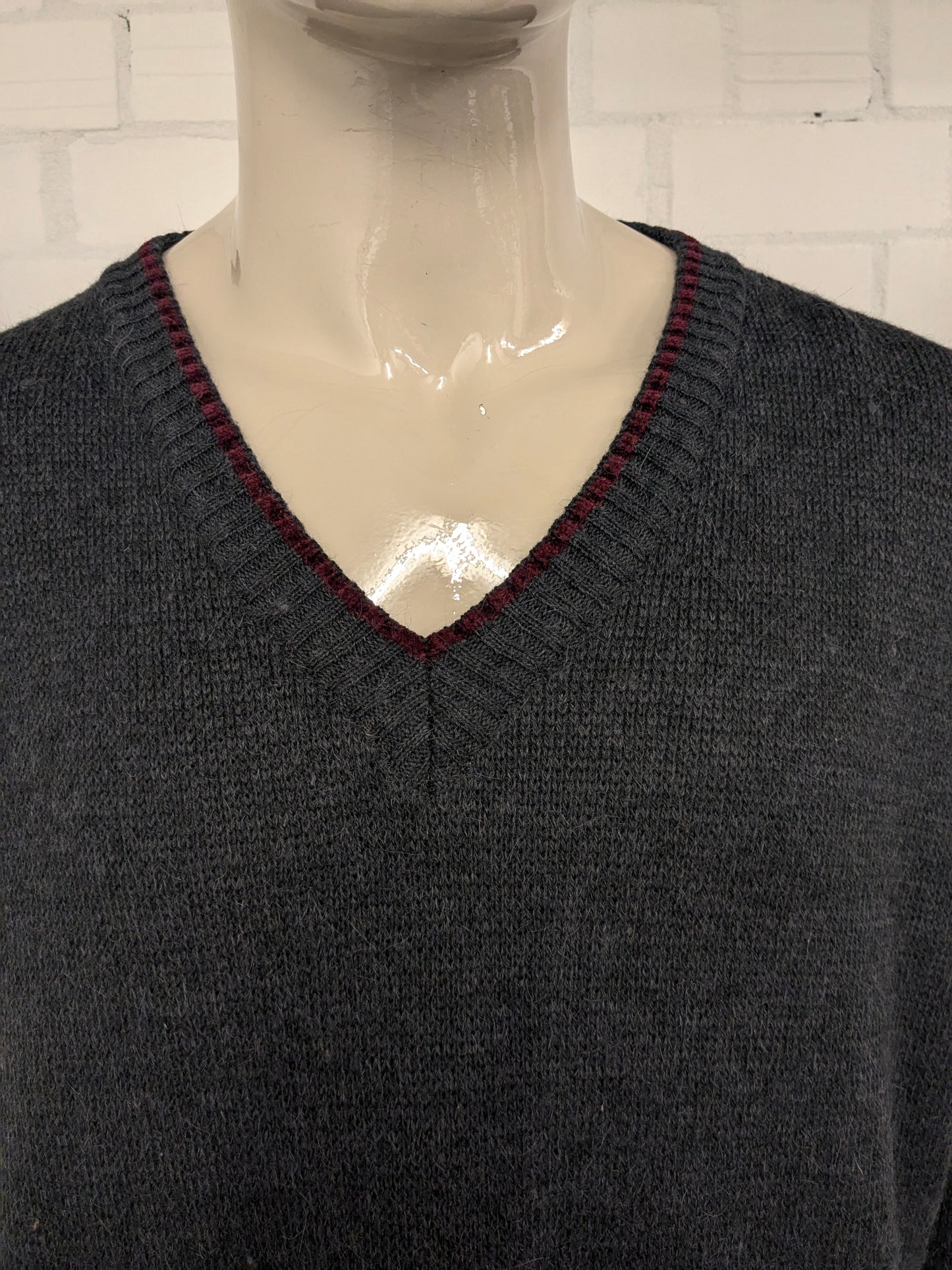 Vintage Mario Marri Alpaca Wollen trui met V-Hals. Grijs Rood Bruin gekleurd. Maat 2XL / XXL. 25% Wol en 15% Alpaca wol.