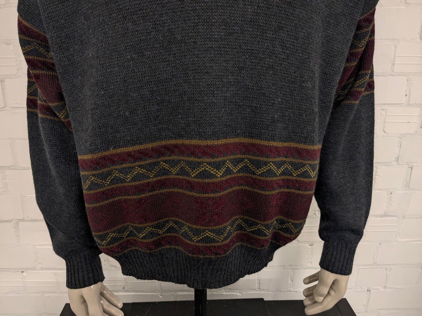 Vintage Mario Marri Alpaca Wollen trui met V-Hals. Grijs Rood Bruin gekleurd. Maat 2XL / XXL. 25% Wol en 15% Alpaca wol.