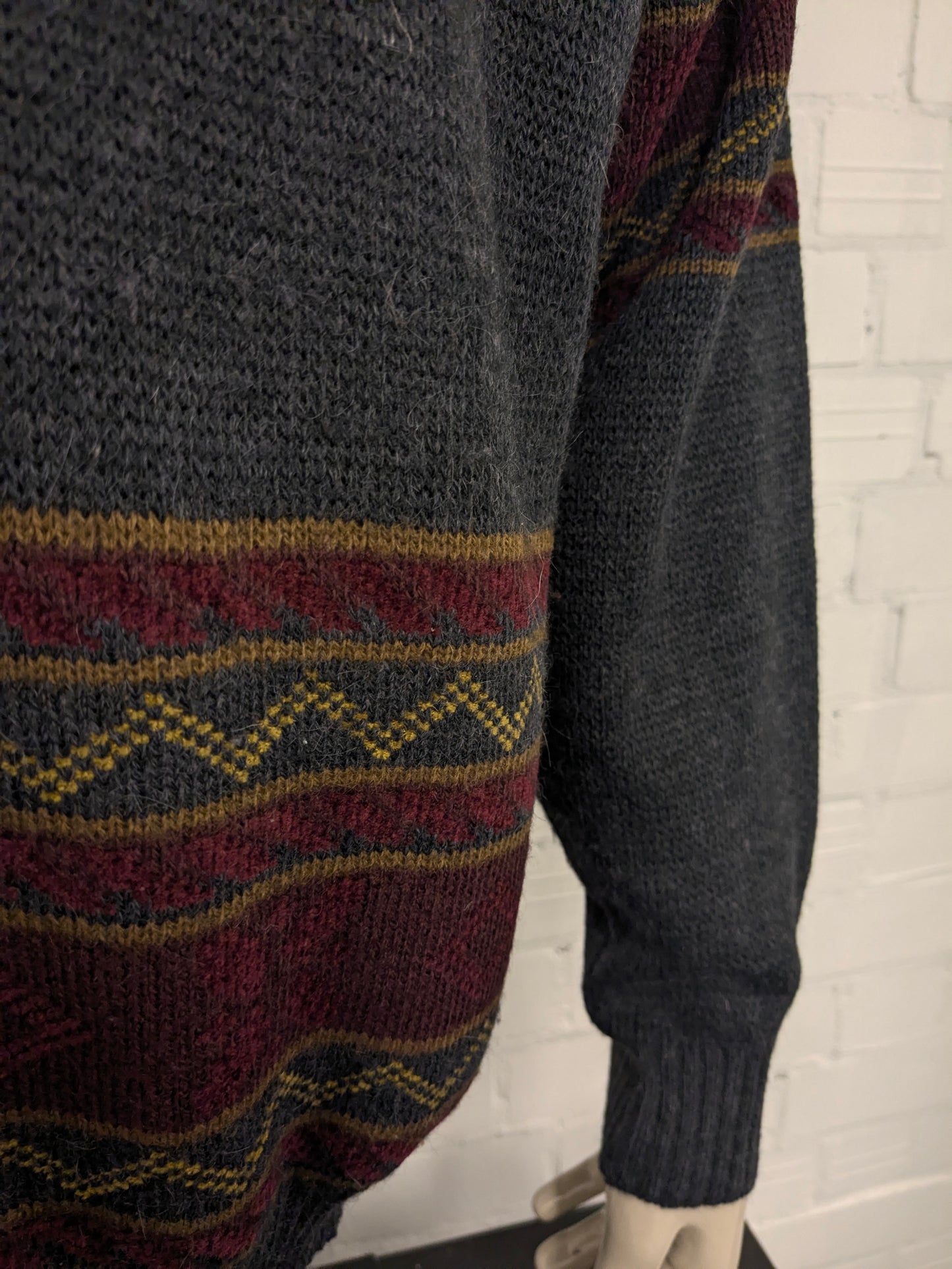 Vintage Mario Marri Alpaca Wollen trui met V-Hals. Grijs Rood Bruin gekleurd. Maat 2XL / XXL. 25% Wol en 15% Alpaca wol.