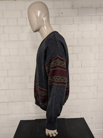 Vintage Mario Marri Alpaca Wollen trui met V-Hals. Grijs Rood Bruin gekleurd. Maat 2XL / XXL. 25% Wol en 15% Alpaca wol.