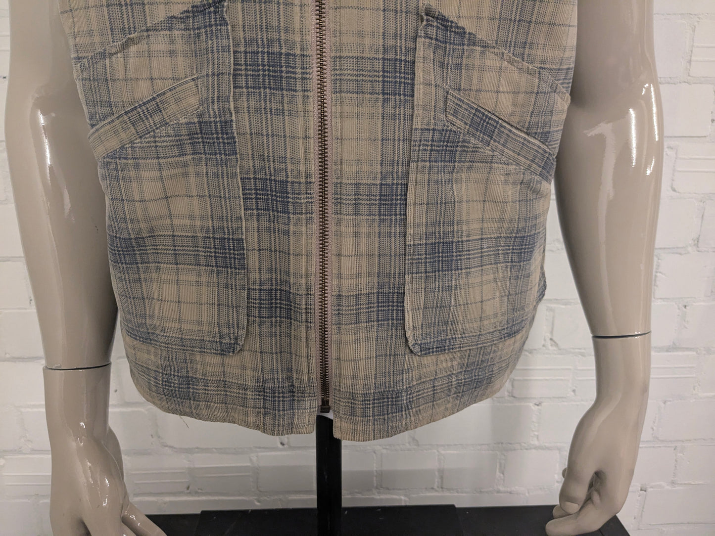 Knock out Bodywarmer. Beige Blue checked. Size XL.