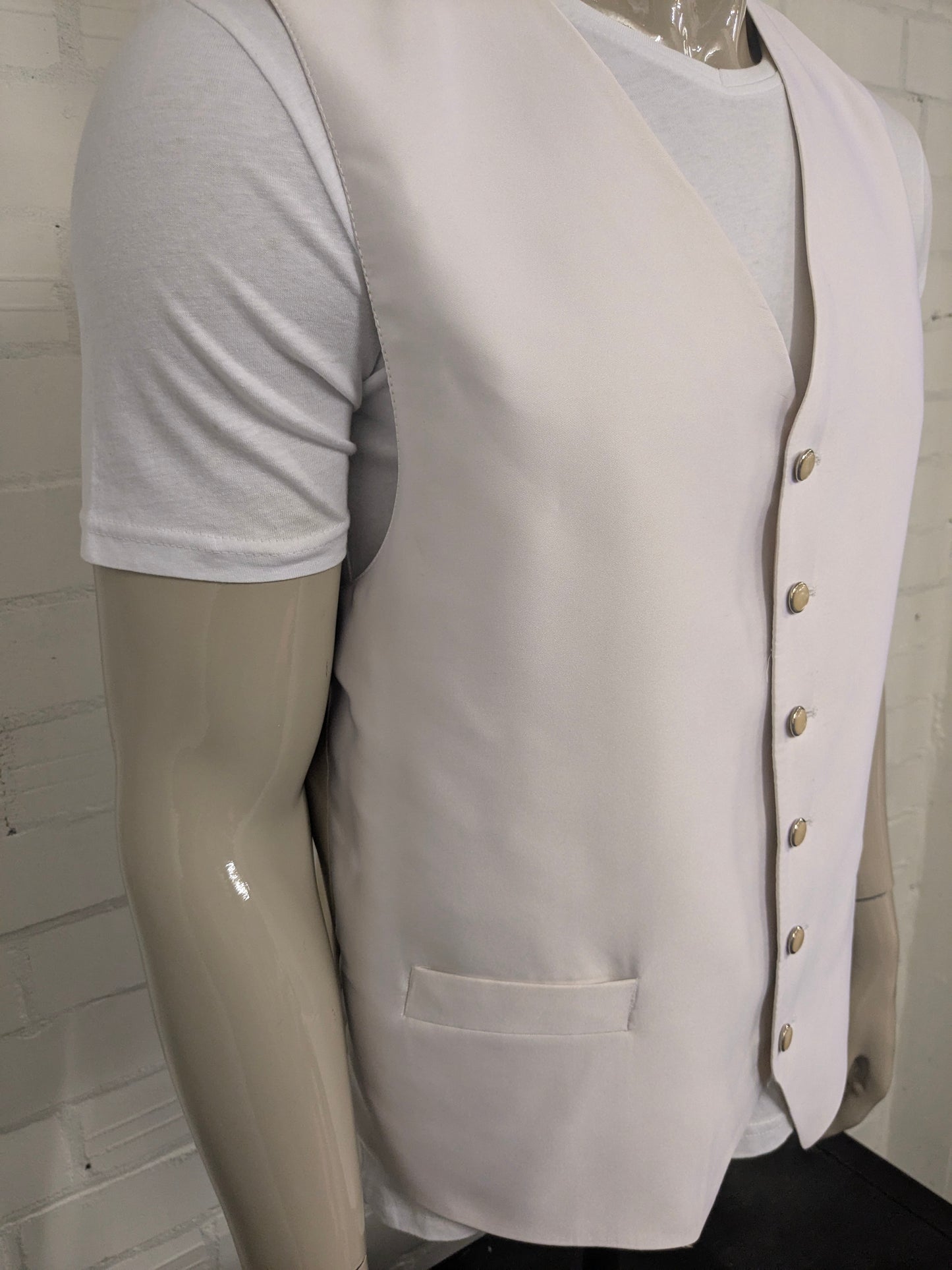 Vintage Wit glanzend gilet met parelmoer knopen. Maat L.