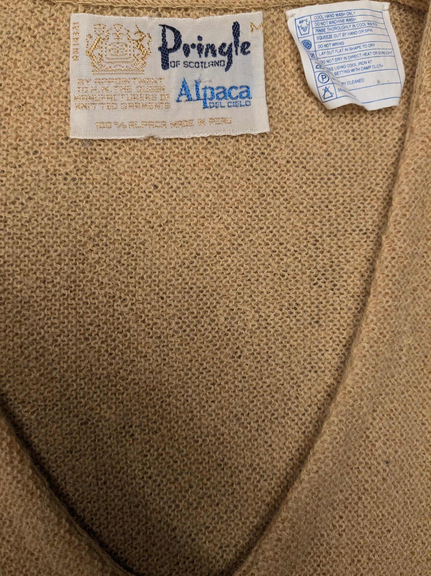 Vintage Pringle 100% Alpaca Wollen spencer met V-Hals. Geel gekleurd. Maat S.