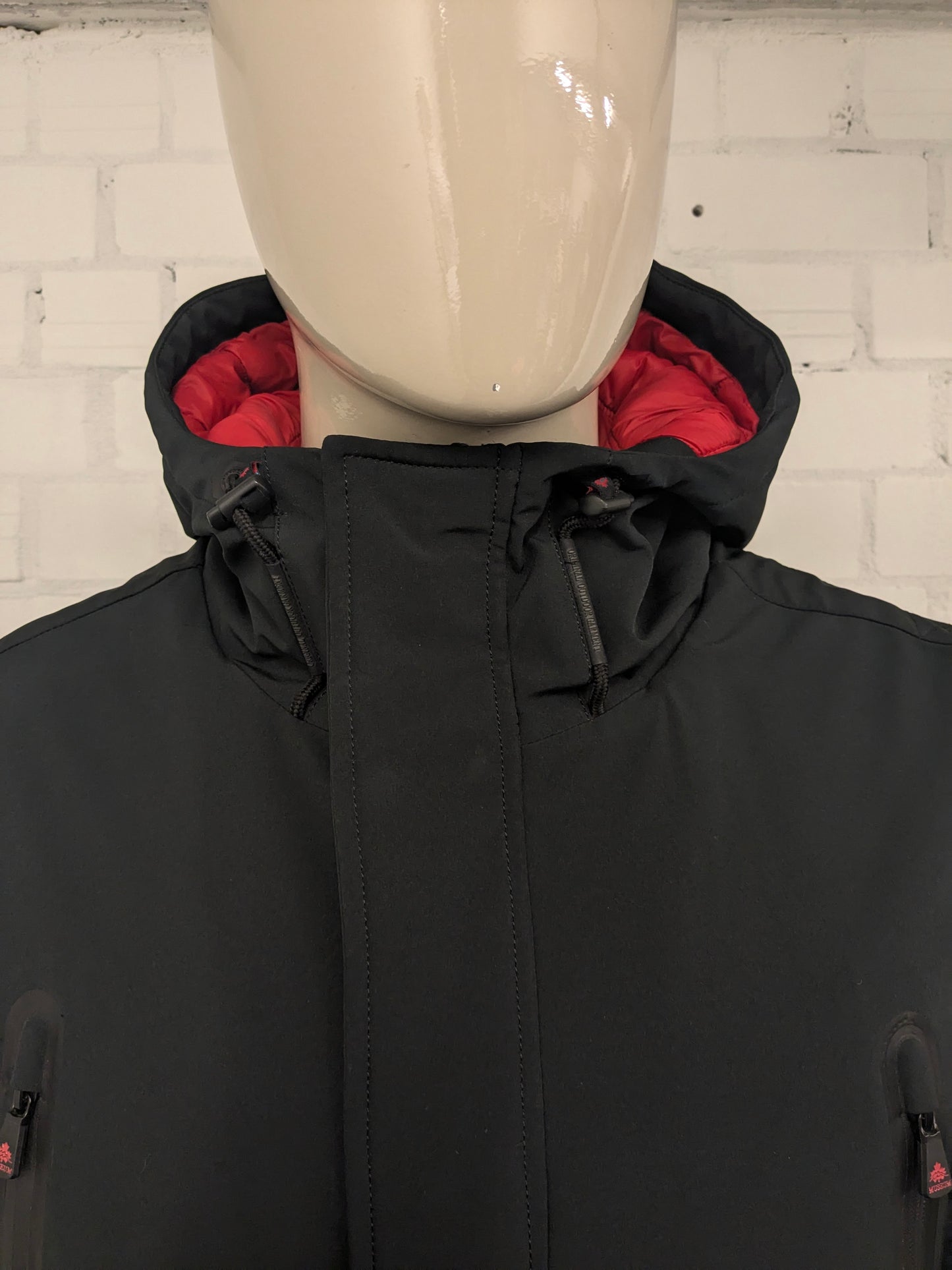 Cappotto invernale foderato Museum con cappuccio e doppia chiusura. Colore Nero Rosso. Taglia L.