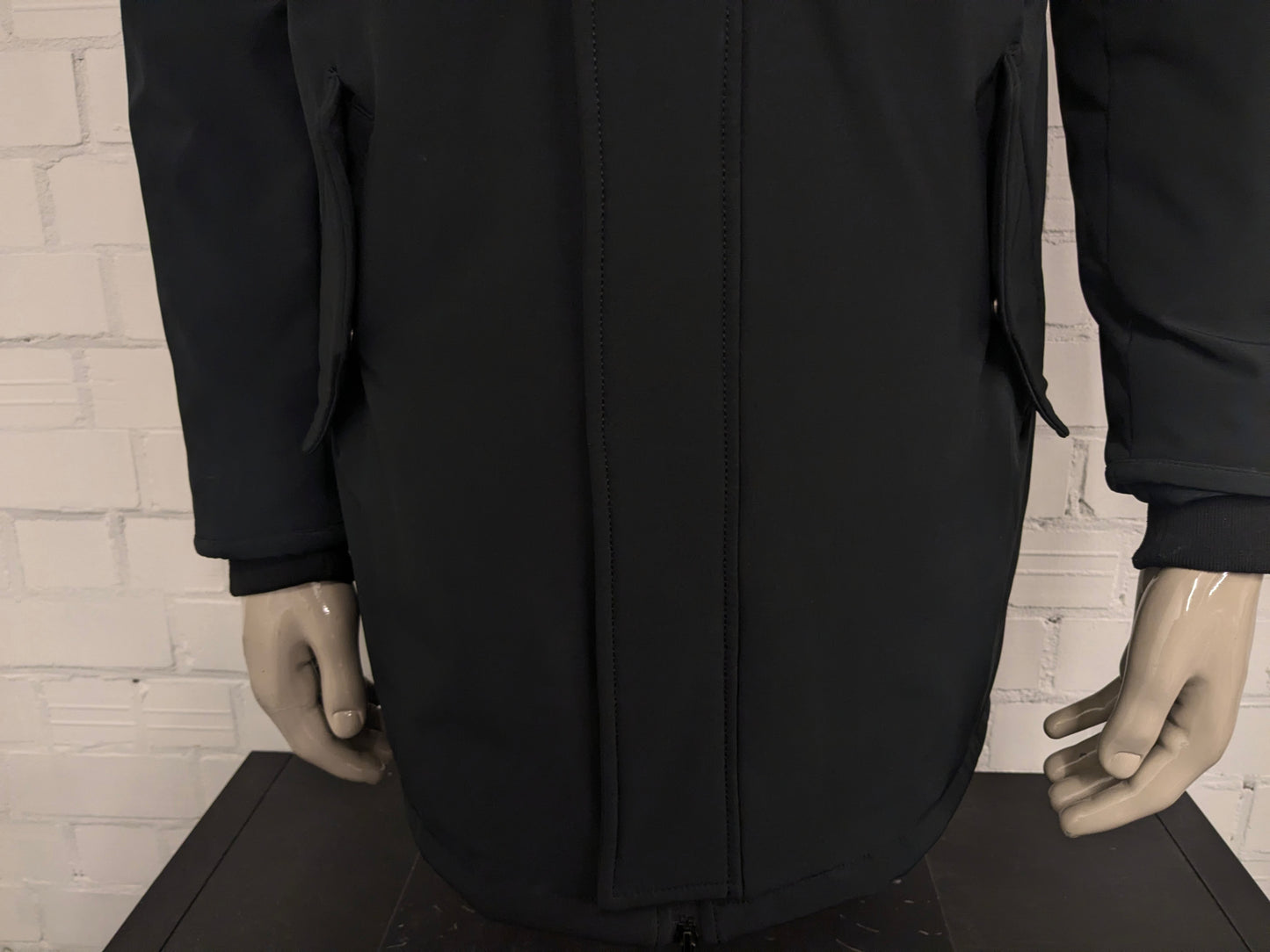 Cappotto invernale foderato Museum con cappuccio e doppia chiusura. Colore Nero Rosso. Taglia L.