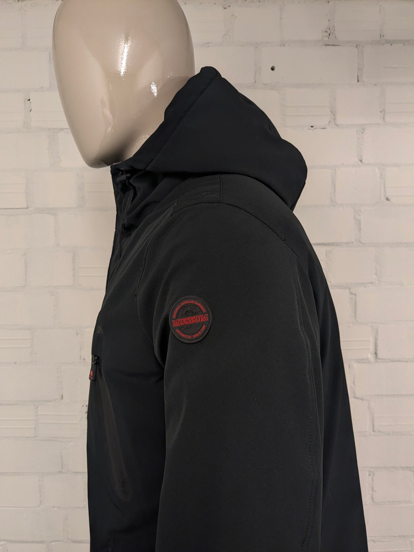 Cappotto invernale foderato Museum con cappuccio e doppia chiusura. Colore Nero Rosso. Taglia L.