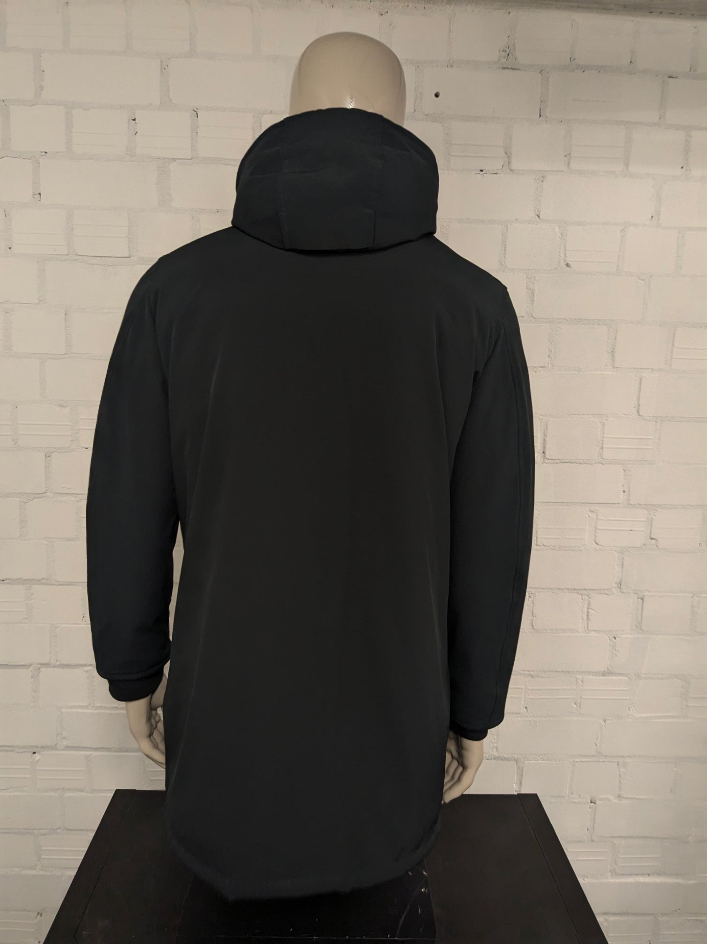 Cappotto invernale foderato Museum con cappuccio e doppia chiusura. Colore Nero Rosso. Taglia L.