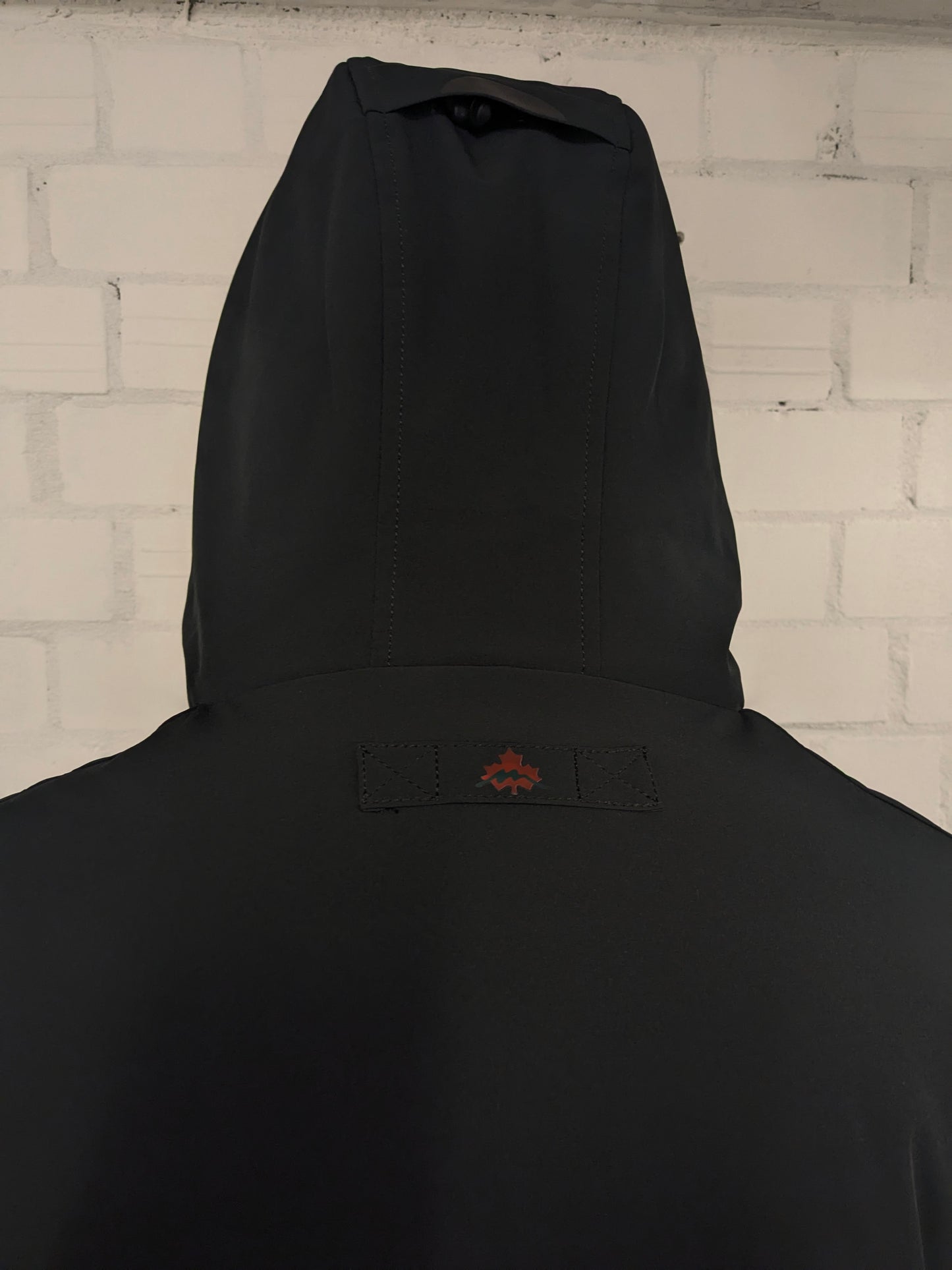 Cappotto invernale foderato Museum con cappuccio e doppia chiusura. Colore Nero Rosso. Taglia L.