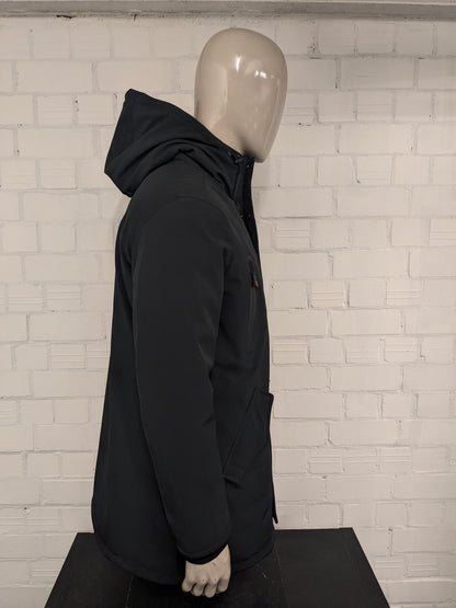 Cappotto invernale foderato Museum con cappuccio e doppia chiusura. Colore Nero Rosso. Taglia L.