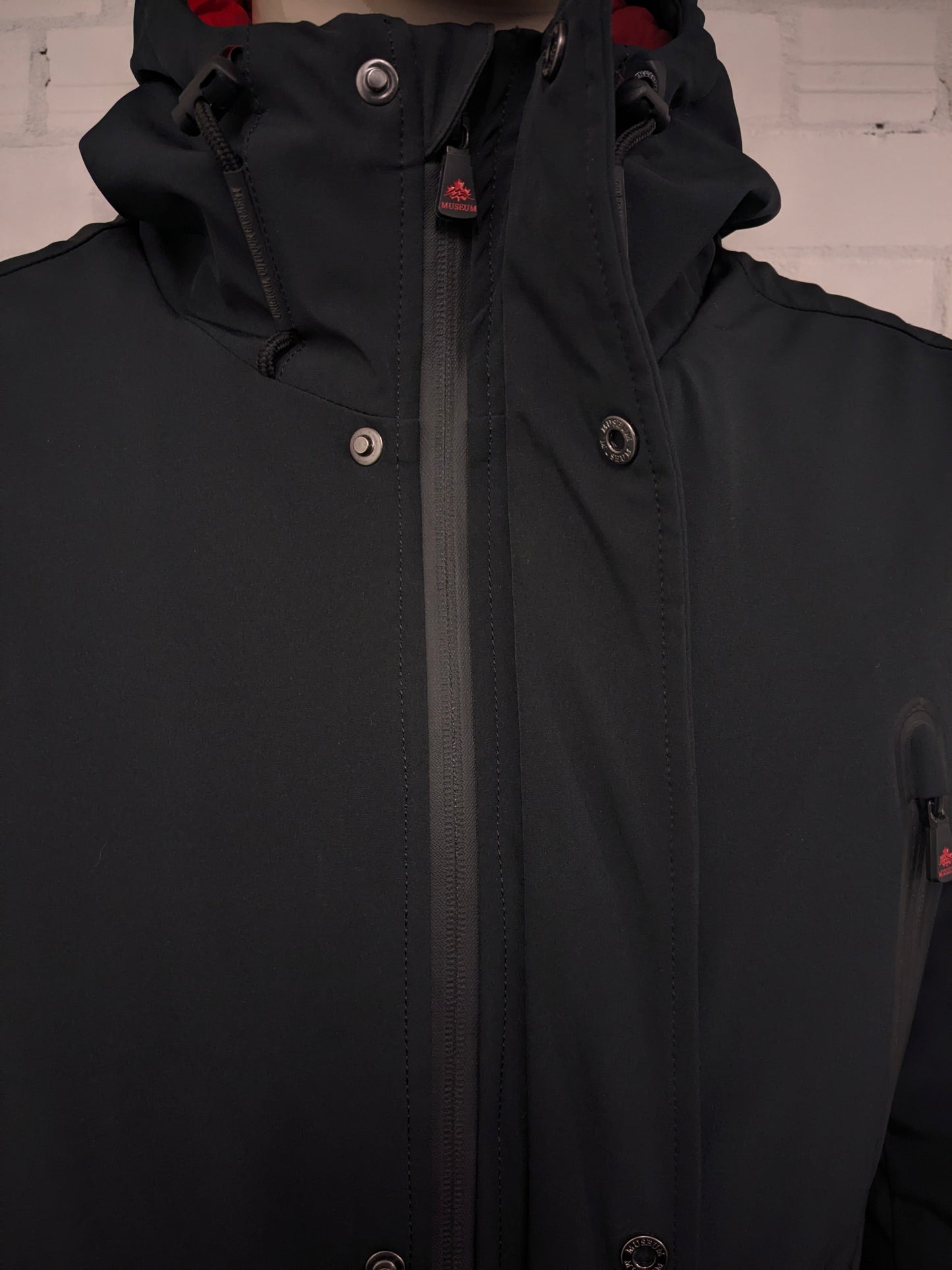 Cappotto invernale foderato Museum con cappuccio e doppia chiusura. Colore Nero Rosso. Taglia L.