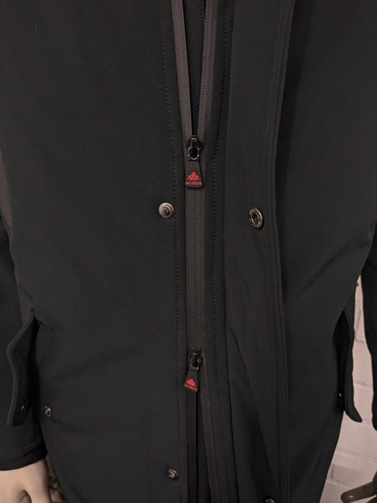 Cappotto invernale foderato Museum con cappuccio e doppia chiusura. Colore Nero Rosso. Taglia L.