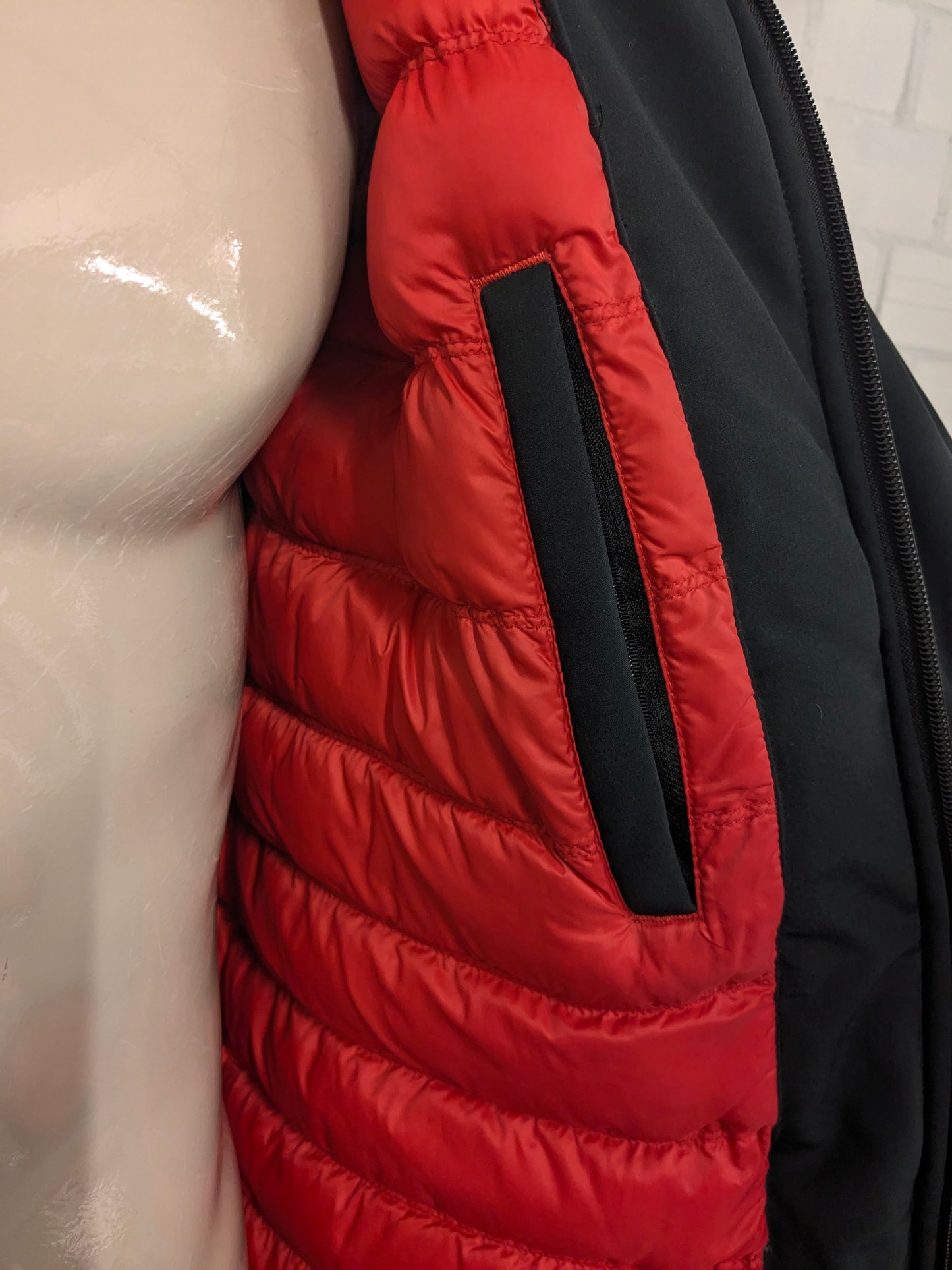 Cappotto invernale foderato Museum con cappuccio e doppia chiusura. Colore Nero Rosso. Taglia L.