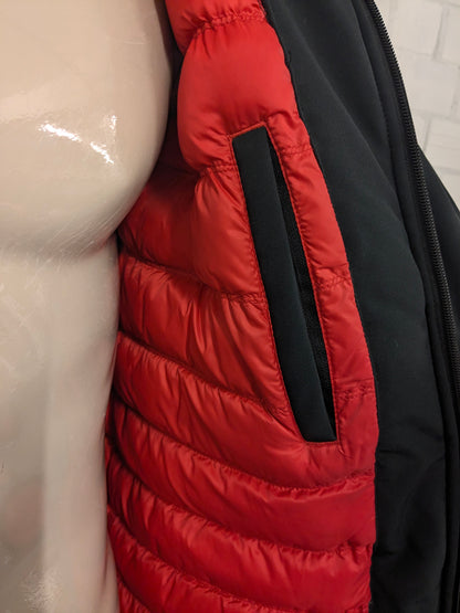 Cappotto invernale foderato Museum con cappuccio e doppia chiusura. Colore Nero Rosso. Taglia L.