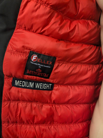 Cappotto invernale foderato Museum con cappuccio e doppia chiusura. Colore Nero Rosso. Taglia L.