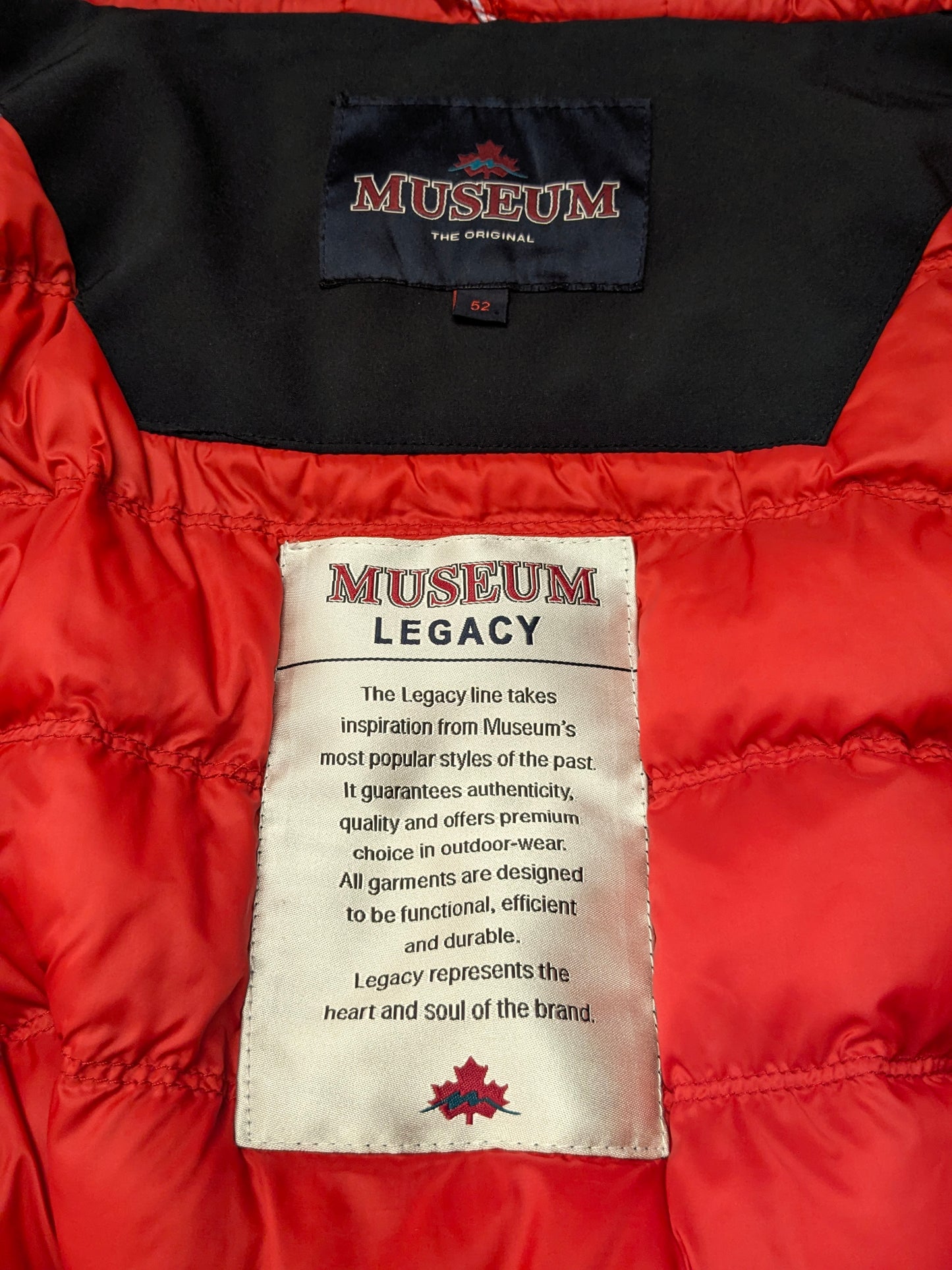 Cappotto invernale foderato Museum con cappuccio e doppia chiusura. Colore Nero Rosso. Taglia L.