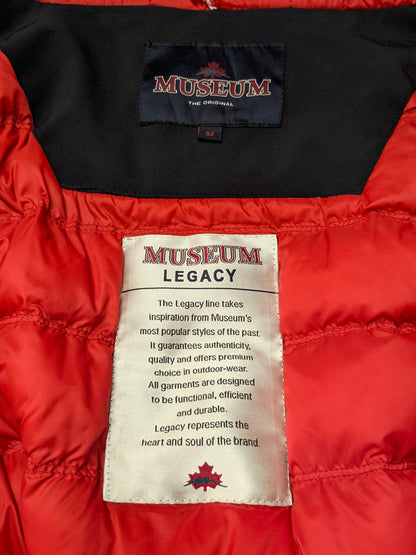 Cappotto invernale foderato Museum con cappuccio e doppia chiusura. Colore Nero Rosso. Taglia L.