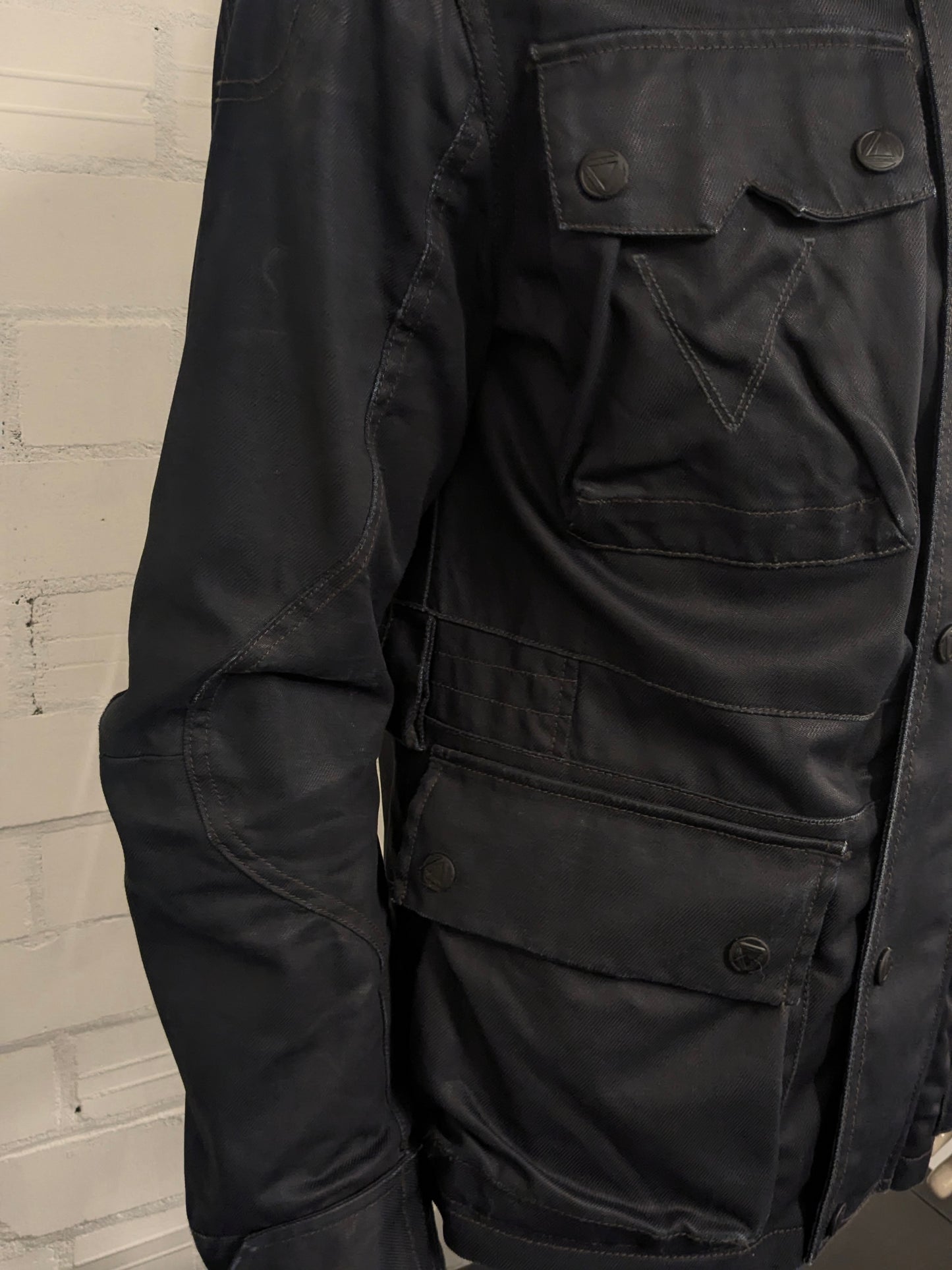 G-Star RAW between coat / jacket. Dark Blue colored. Size M.