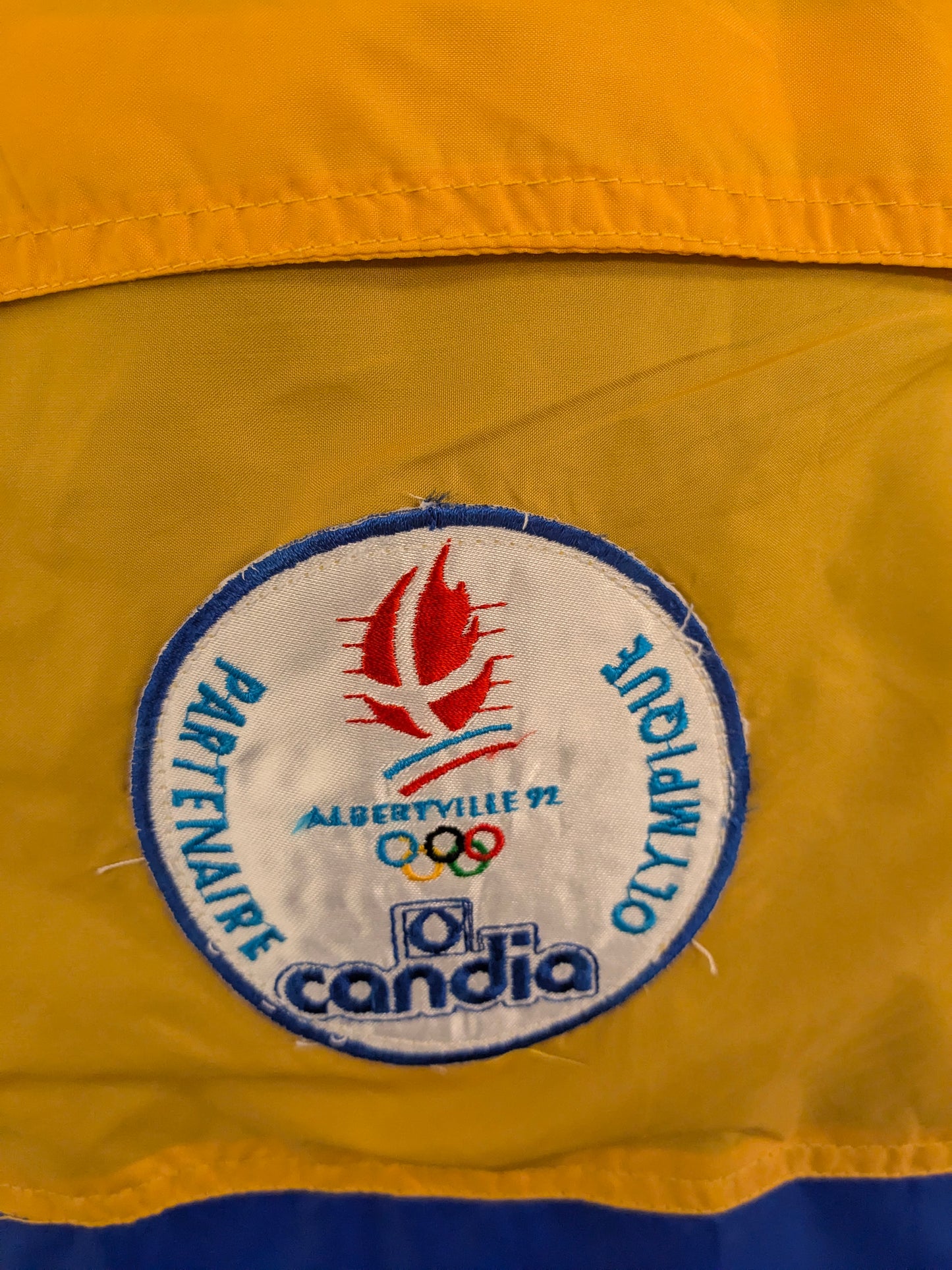 Fantastisch Vintage Olympique Albertville '92 windjack. Blauw Geel Groen gekleurd. Maat L / XL.