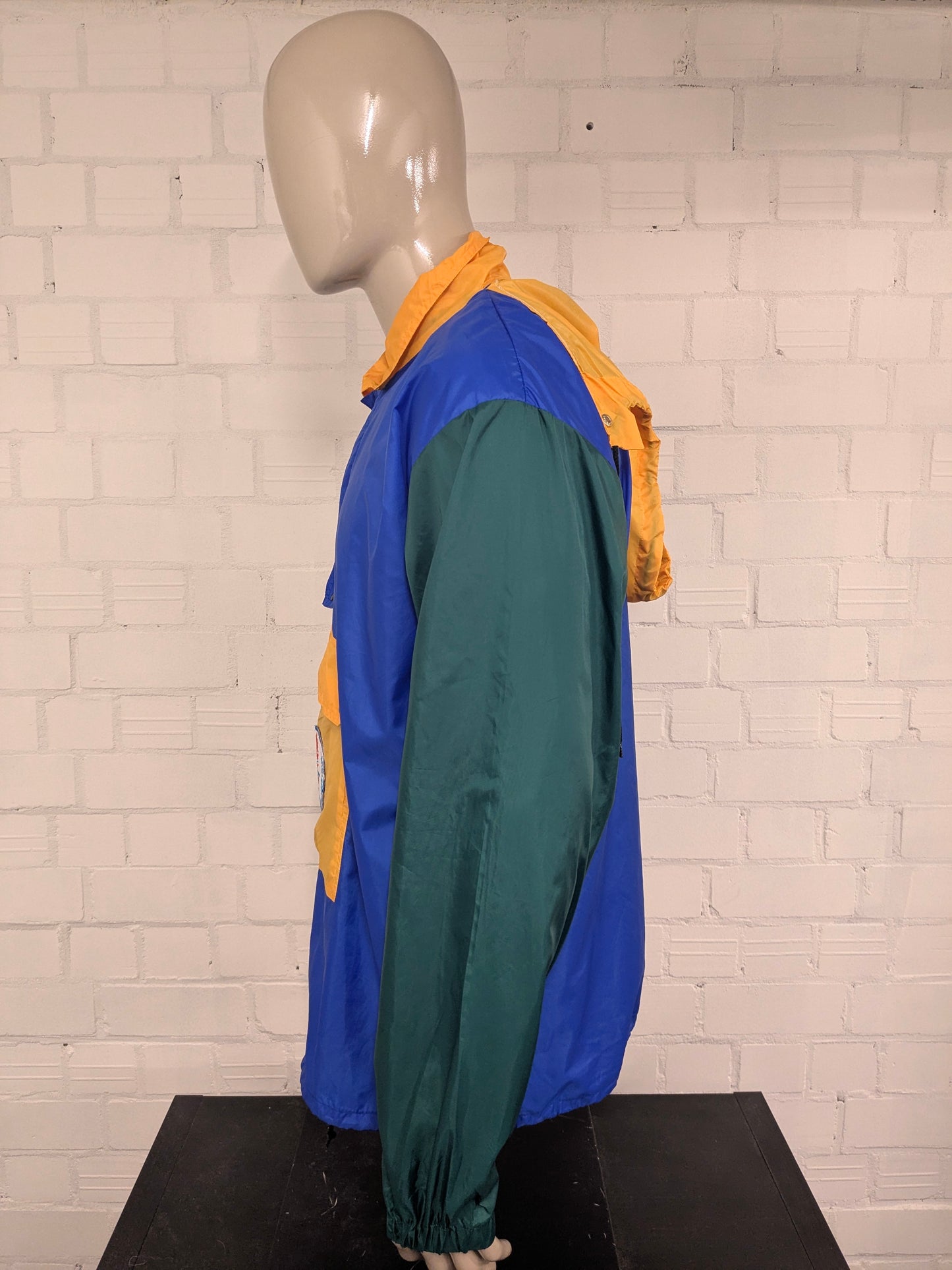 Fantastisch Vintage Olympique Albertville '92 windjack. Blauw Geel Groen gekleurd. Maat L / XL.