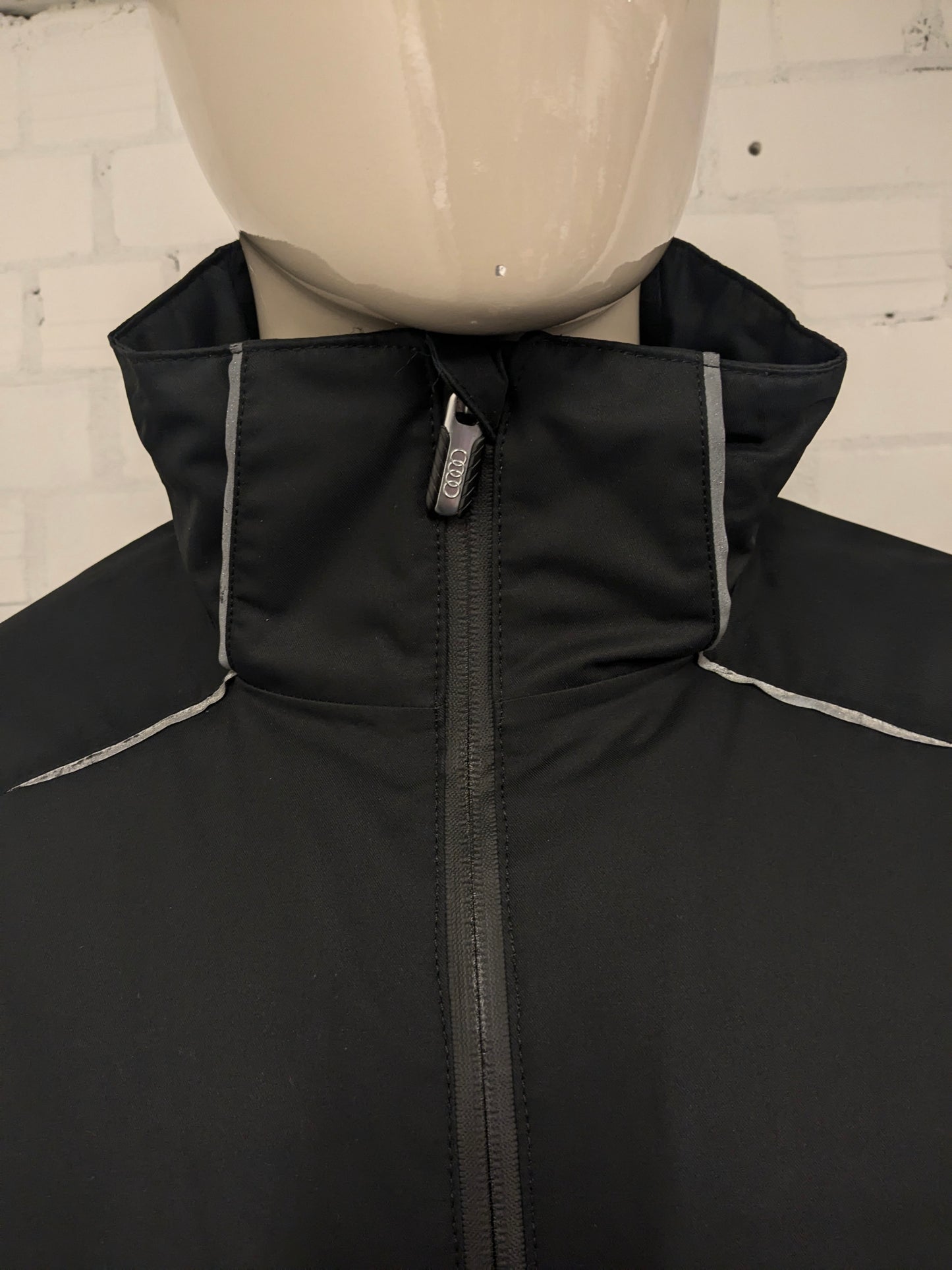 Veste d'hiver doublée Audi. Coloré noir. Taille L.