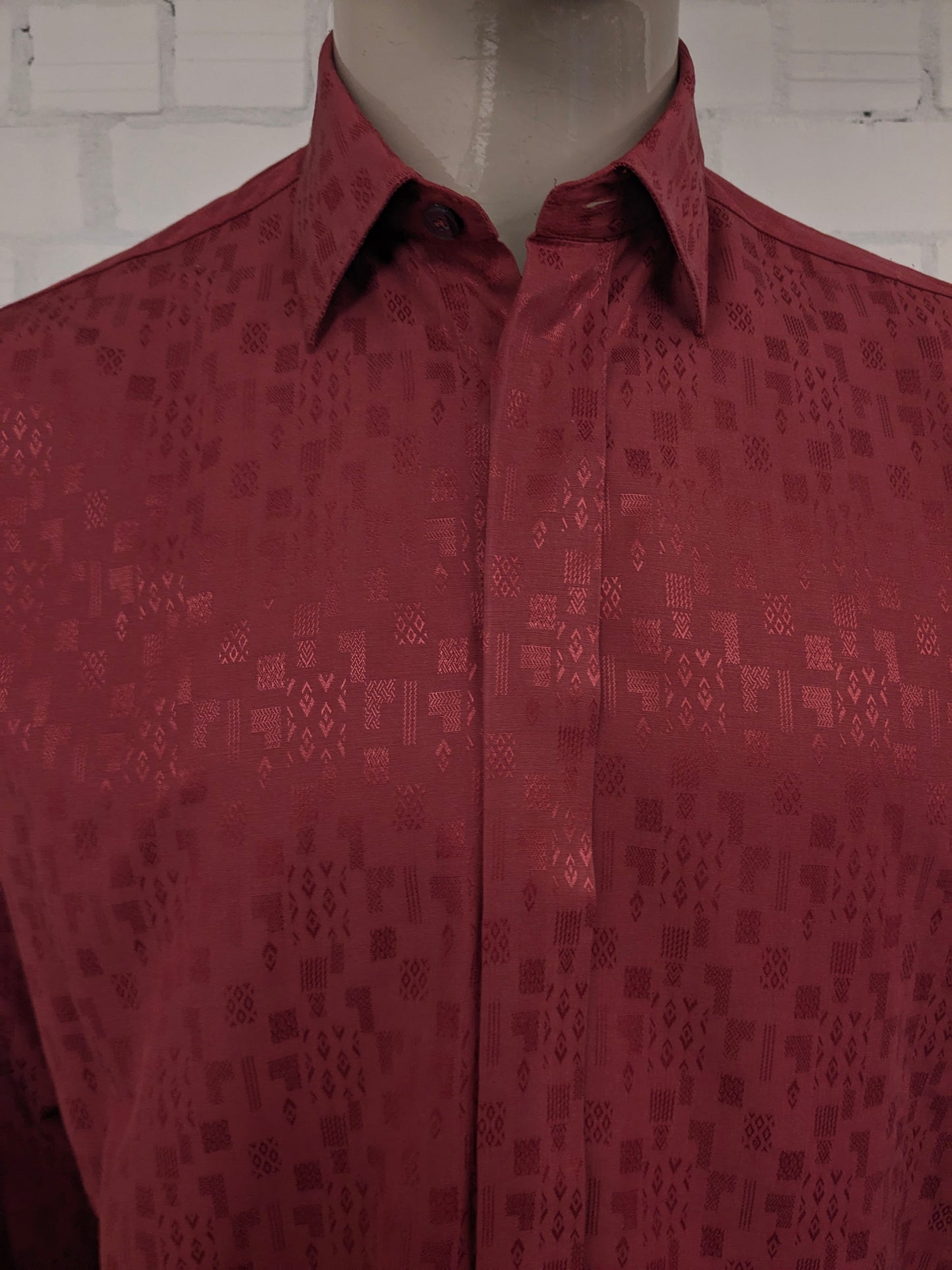 Camicia vintage nuova veloce. Motivo lucido a luce rossa con bottoni nascosti. Taglia XL. Viscosa.