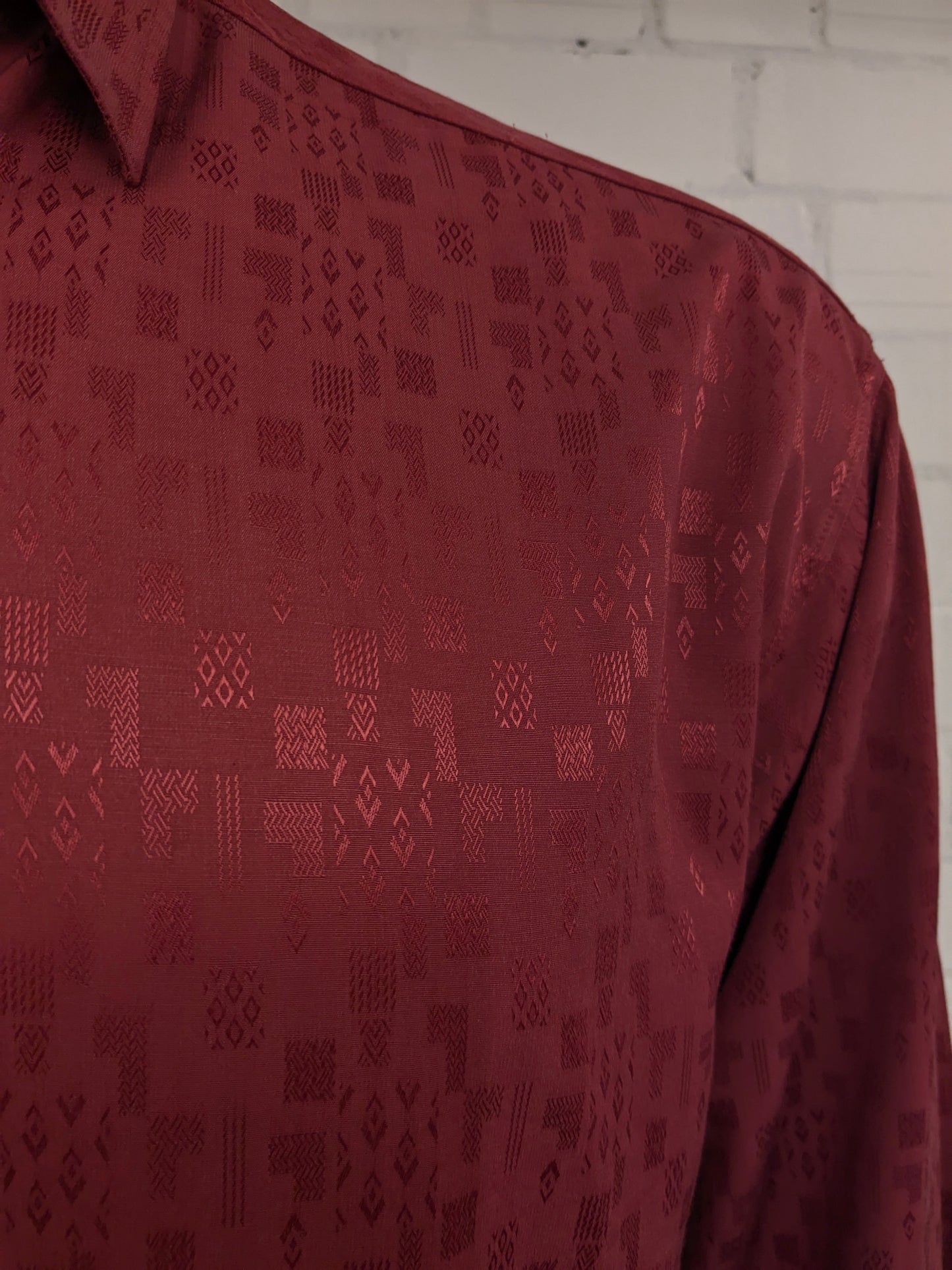 Camicia vintage nuova veloce. Motivo lucido a luce rossa con bottoni nascosti. Taglia XL. Viscosa.