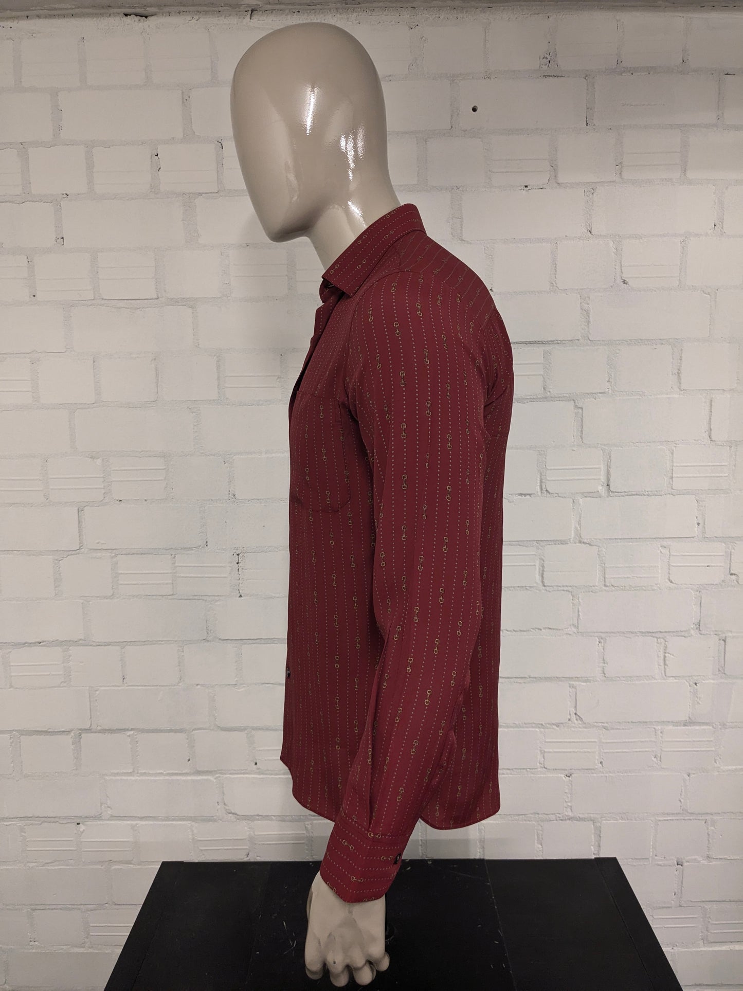 Vintage Rugantino shirt. Red Gray Gold colored print. Size M.