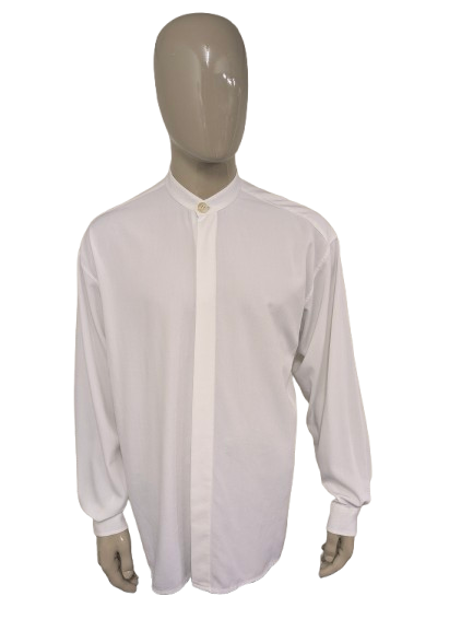La camicia Two Acres con bottoni più grandi nascosti. Contadini - contadini - colletto corto. Di colore bianco. Taglia 2XL/XXL.