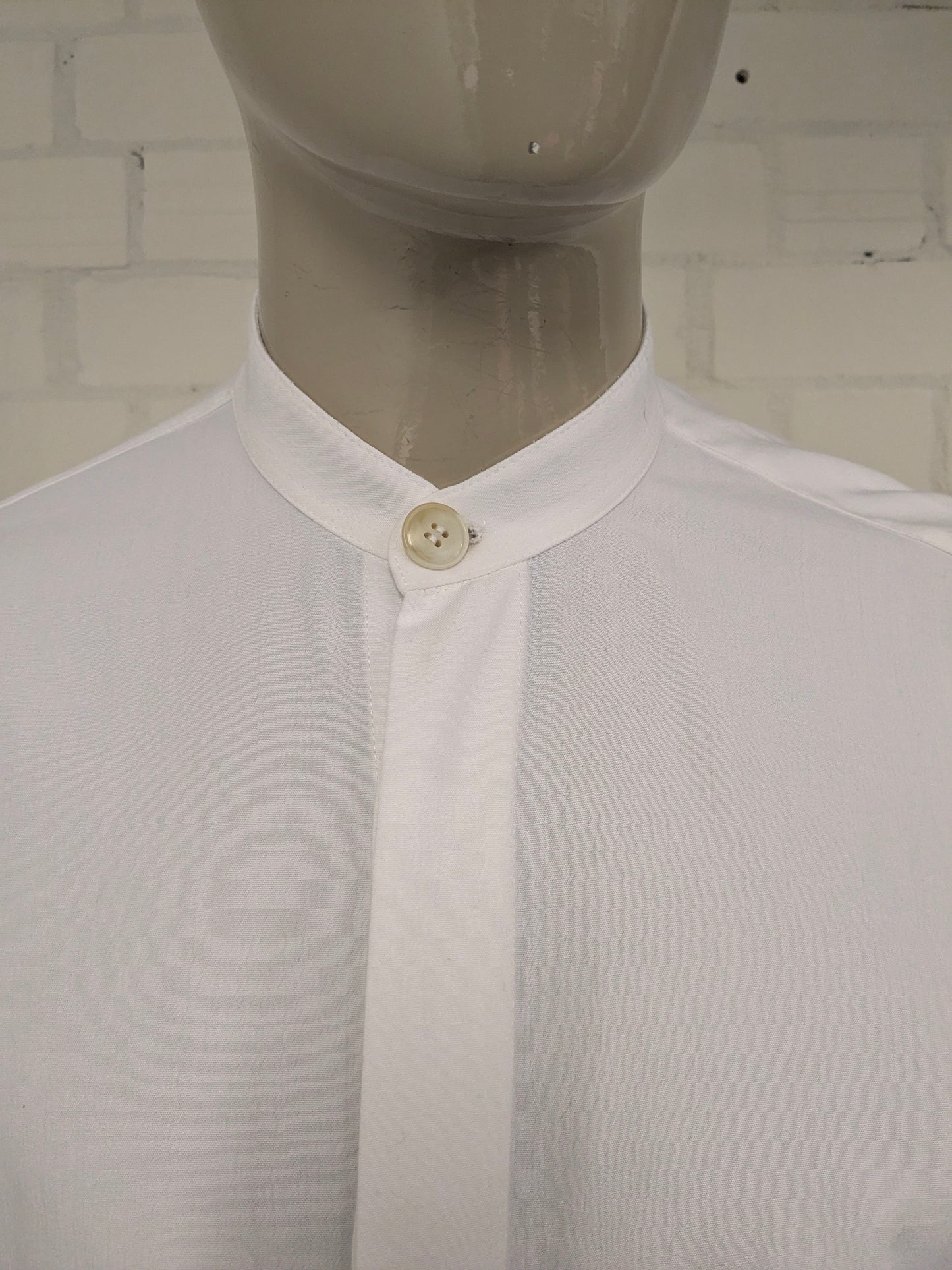 La camisa Two Acres con botones ocultos más grandes. Agricultores - agricultores - cuello corto. De color blanco. Talla 2XL / XXL.