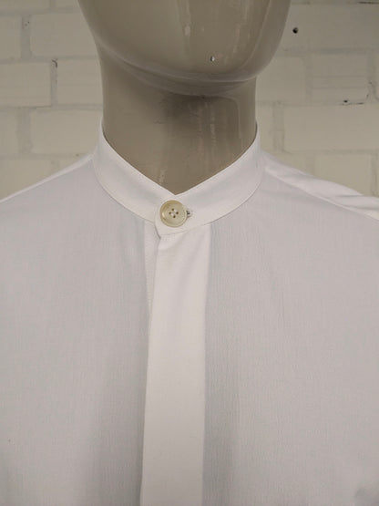 La camisa Two Acres con botones ocultos más grandes. Agricultores - agricultores - cuello corto. De color blanco. Talla 2XL / XXL.