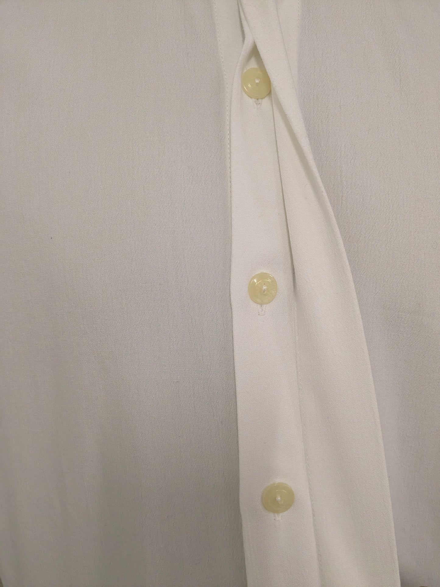 La camisa Two Acres con botones ocultos más grandes. Agricultores - agricultores - cuello corto. De color blanco. Talla 2XL / XXL.