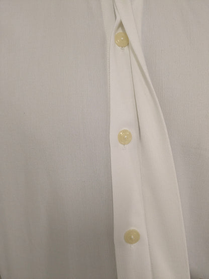 La camisa Two Acres con botones ocultos más grandes. Agricultores - agricultores - cuello corto. De color blanco. Talla 2XL / XXL.