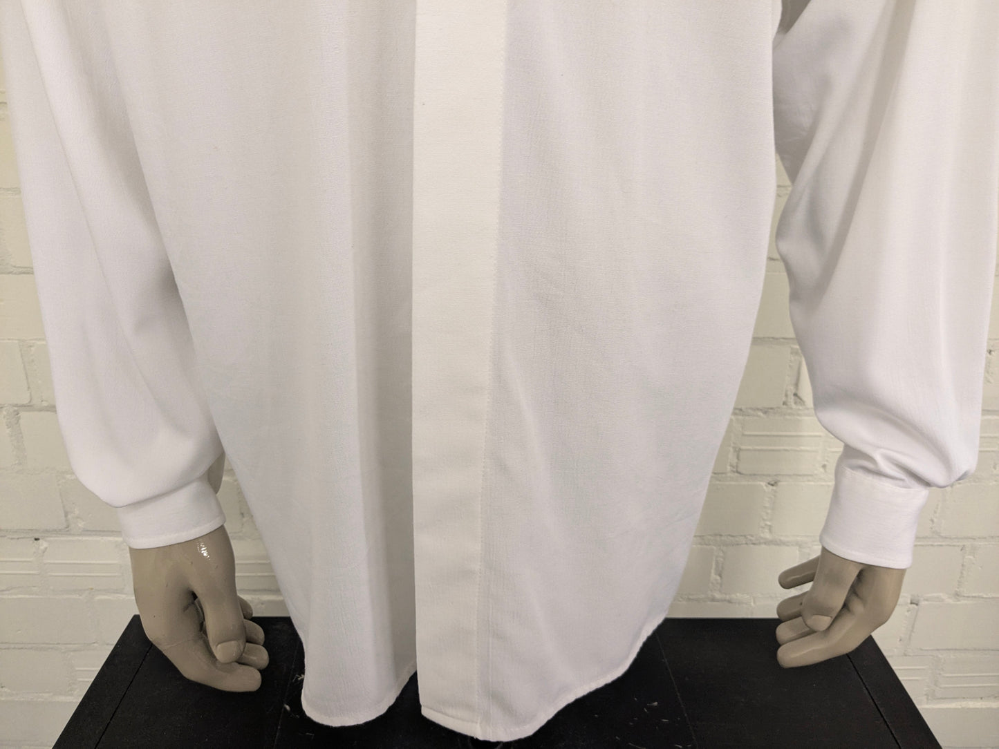 La camisa Two Acres con botones ocultos más grandes. Agricultores - agricultores - cuello corto. De color blanco. Talla 2XL / XXL.