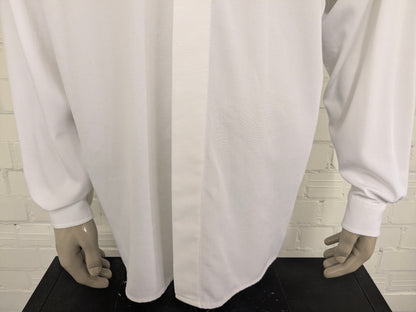 La camisa Two Acres con botones ocultos más grandes. Agricultores - agricultores - cuello corto. De color blanco. Talla 2XL / XXL.