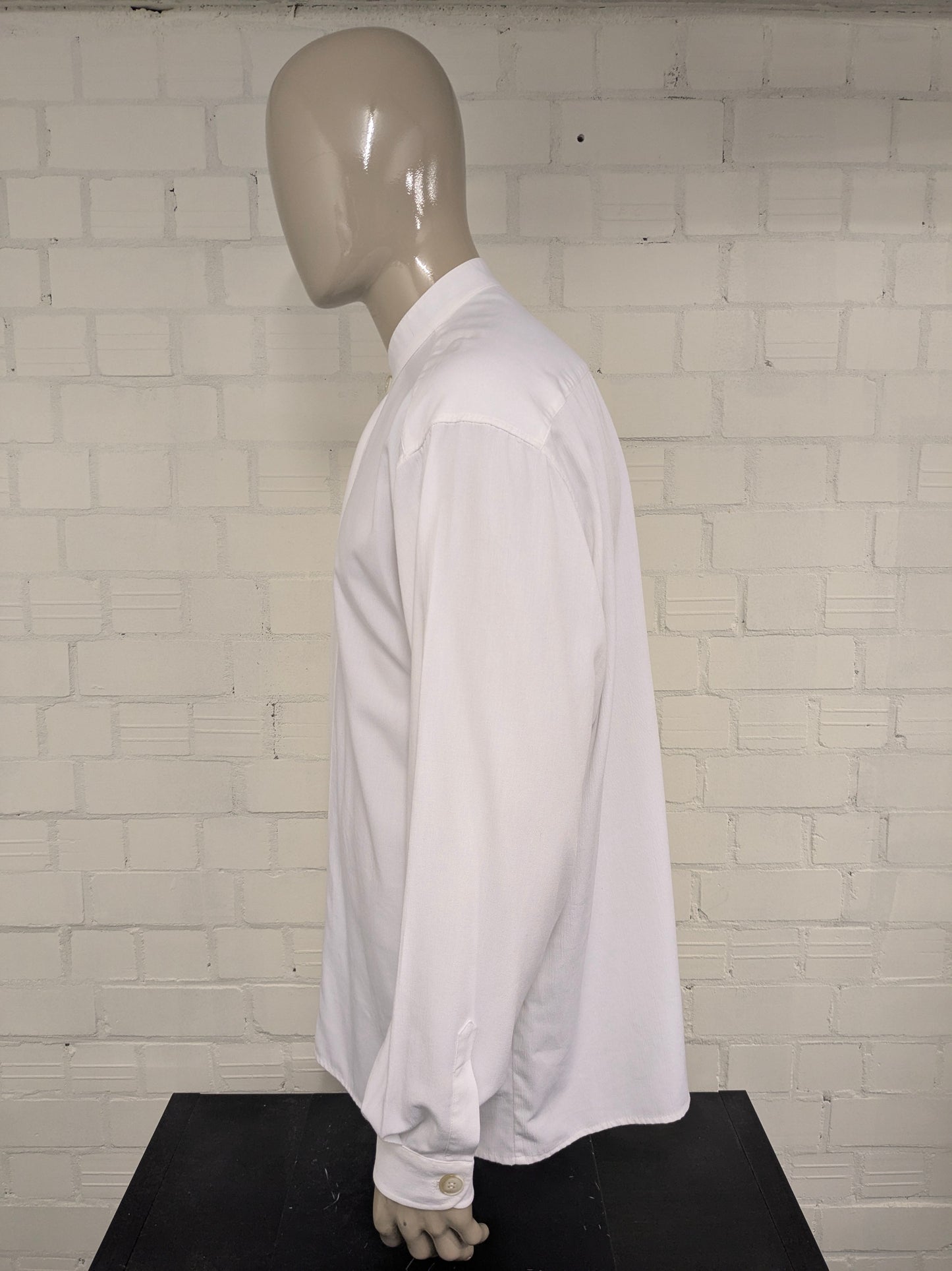 La camisa Two Acres con botones ocultos más grandes. Agricultores - agricultores - cuello corto. De color blanco. Talla 2XL / XXL.